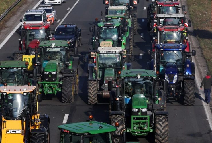 مزارعون أوروبيون يغلقون الطرق