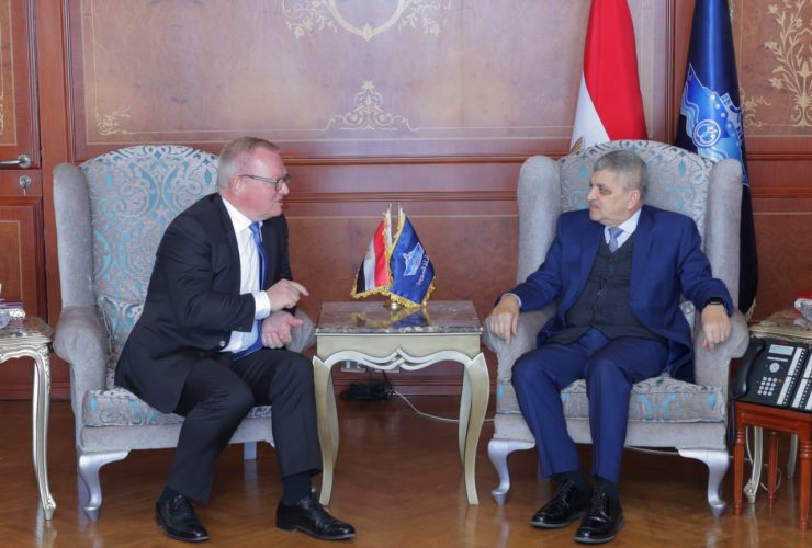 رئيس هيئة قناة السويس يلتقي وفد شركة "إيه بي موللر تيرمينالز"