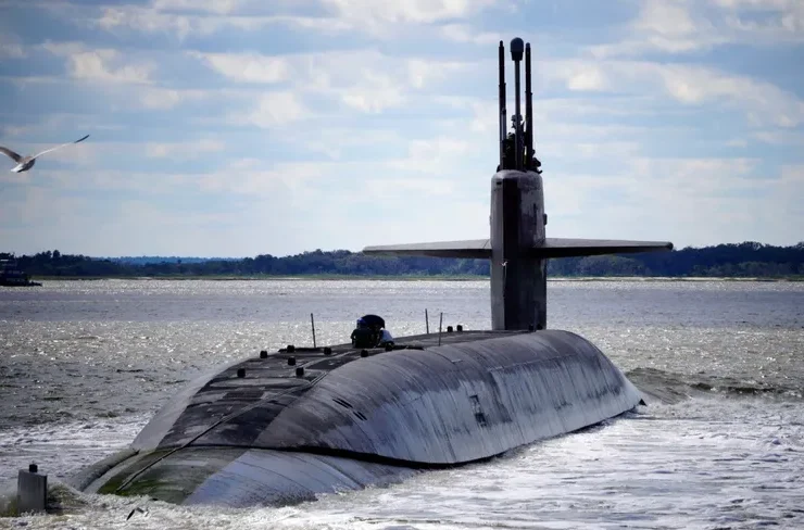 الغواصة الباليستية من فئة "أوهايو" يو إس إس ألاسكا تعود إلى ميناءها الأصلي في قاعدة الغواصات البحرية كينجز باي في جورجيا بالولايات المتحدة