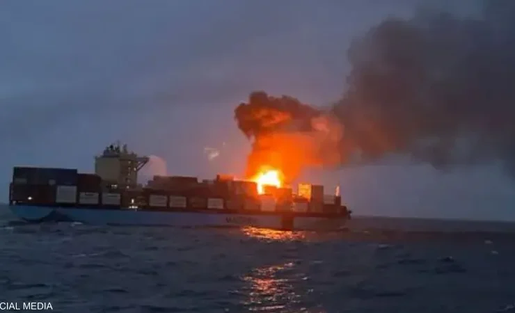 حريق سفينة حاويات