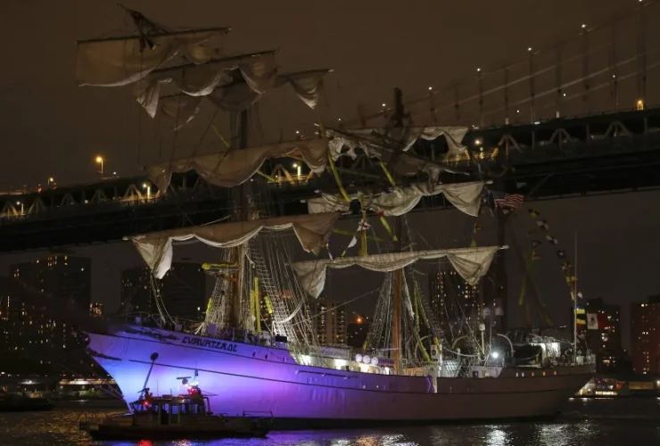 اصطدام سفينة تدريب مكسيكية بجسر بروكلين يُسفر عن إصابات وإغلاق مؤقت للمرور