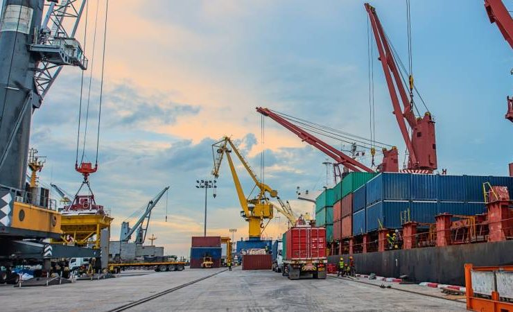 إنشاء الموانئ