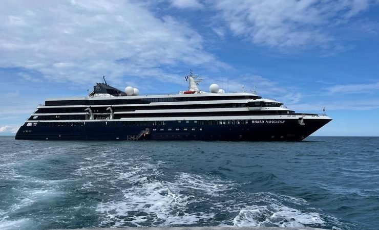 "أطلس أوشن فوياجيز" تدعو للاحتفال بالأعياد بين البطاريق والحيتان في القارة القطبية الجنوبية