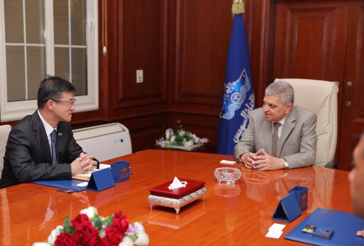 الفريق أسامة ربيع يبحث تطوير ترسانات قناة السويس مع شركة CSTC الصينية