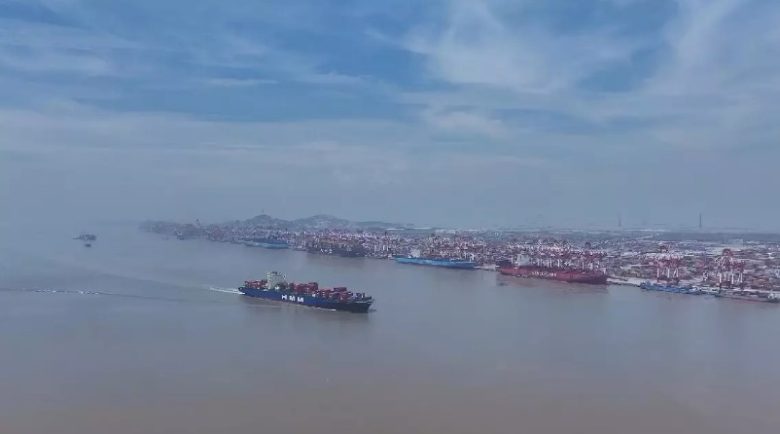 ميناء شنجهاي يسجل رقما قياسيا جديدا في مناولة الحاويات