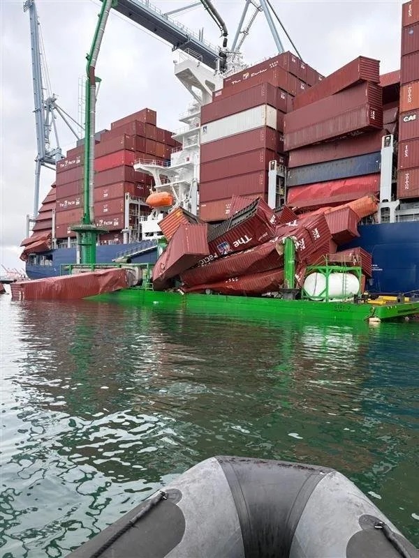 حادث ميناء لونج بيتش يلقي الضوء على مخاطر العمل.. الرئيس التنفيذي: "هذه الوظيفة بالغة الخطورة"