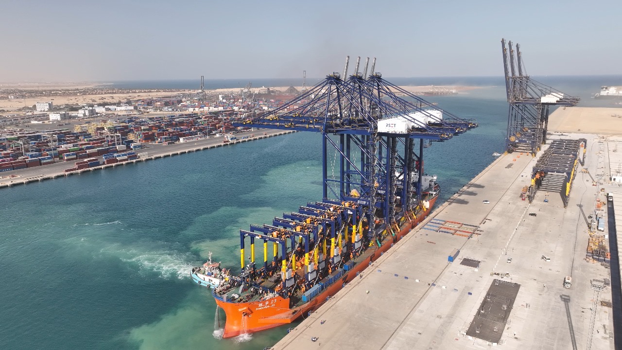 ميناء السخنة المصري يستقبل السفينة ZHEN HUA 23 محملة بـ9 أوناش متطورة - portsmagazine