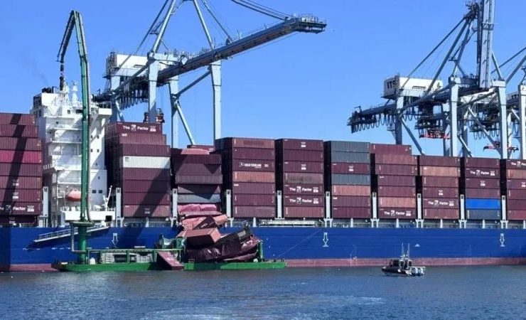حادث في ميناء لونج بيتش.. 67 حاوية تسقط من سفينة "المسيسيبي"