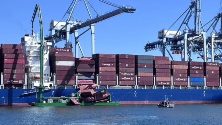 حادث في ميناء لونج بيتش.. 67 حاوية تسقط من سفينة "المسيسيبي"
