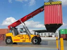 تكنولوجيا "الريتش ستاكر" تعيد تشكيل الموانئ.. السوق يقترب من 4.2 مليار