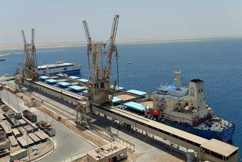 ميناء سفاجا يشهد عملية تصدير ضخمة لـ 45000 طن فوسفات إلى فيتنام