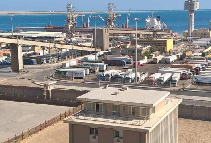 ارتفاع حركة تداول البضائع والشاحنات بموانئ البحر الأحمر