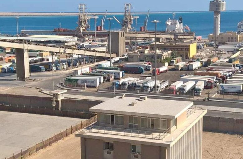 ارتفاع حركة تداول البضائع والشاحنات بموانئ البحر الأحمر