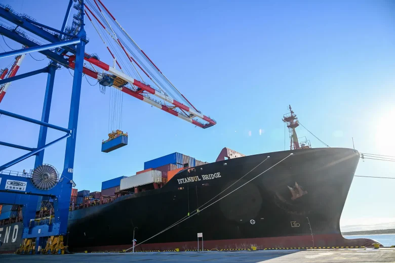 تغير المناخ يفتح "الممر الشمالي الشرقي" للتجارة.. أول سفينة حاويات عبر القطب الشمالي تسجل أقل من 21 يوما