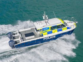 بريطانيا تعزز أمنها البحري: شرطة ديفون وكورنوال تتسلم زورق "نيبتون" المتطور لمكافحة الجريمة المنظمة