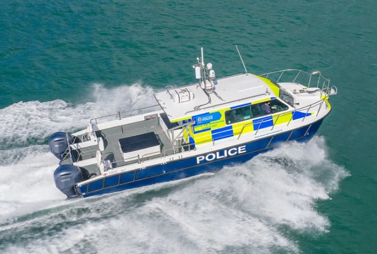 بريطانيا تعزز أمنها البحري: شرطة ديفون وكورنوال تتسلم زورق "نيبتون" المتطور لمكافحة الجريمة المنظمة