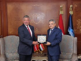 ربيع وبو مولر يبحثان تحديات الملاحة.. الدنمارك تصف قناة السويس بـ"بوابة التجارة العالمية"