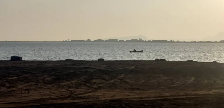 ناقلة نفط تنحرف بشكل مفاجئ نحو المياه الإقليمية الإيرانية بعد اقتراب زوارق صغيرة منها قبالة خورفكان