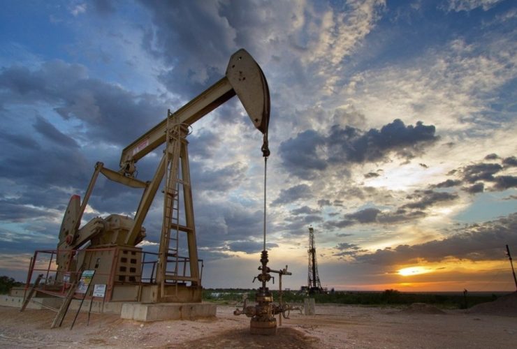 انخفاض أسعار النفط عالميا وسط تضارب المخاوف.. زيادة المعروض الأمريكي توازن تأثير العقوبات الروسية