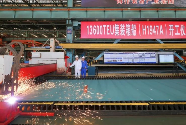"هودونج-تشونجهوا" تحقق إنجازا مزدوجا لتعزيز قوة الصين البحرية في قطاع الغاز والحاويات