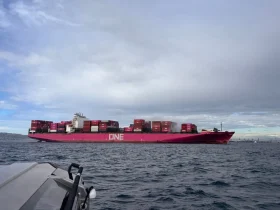 احتواء حريق سفينة الحاويات ONE Henry Hudson في ميناء لوس أنجلوس وبدء عمليات التفريغ