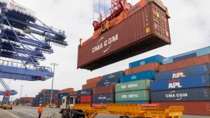 ثالث أكبر شركة شحن عالمية "CMA CGM" تتأهب لـ "عام صعب" في 2026