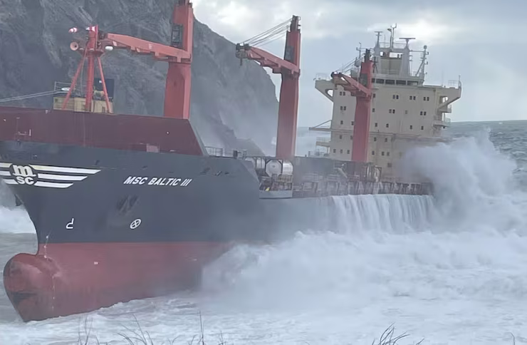 رياح عاتية تضرب سفينة الحاويات الجانحة MSC Baltic III والأضرار تتفاقم