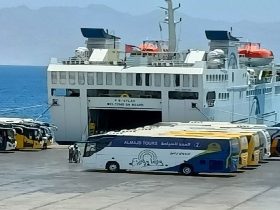 9 سفن تبحر في البحر الأحمر.. تداول 12 ألف طن بضائع و 642 شاحنة في موانئ الهيئة