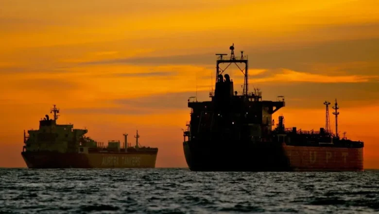 تراكم مليار برميل من النفط في البحار يؤكد فعالية العقوبات الغربية في شل حركة التجارة